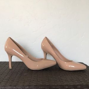 Nude patent leather heel